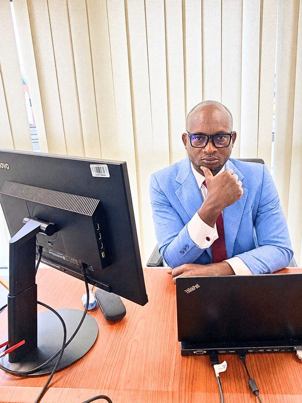 Denis Tossou à son poste de travail