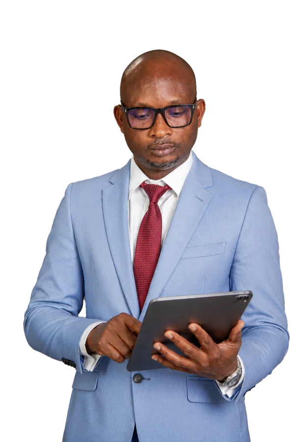 Denis Tossou avec sa tablette