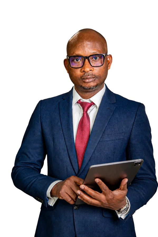 Denis Tossou, référent digital, avec sa tablette